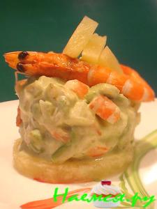 Салат с креветками и ананасами