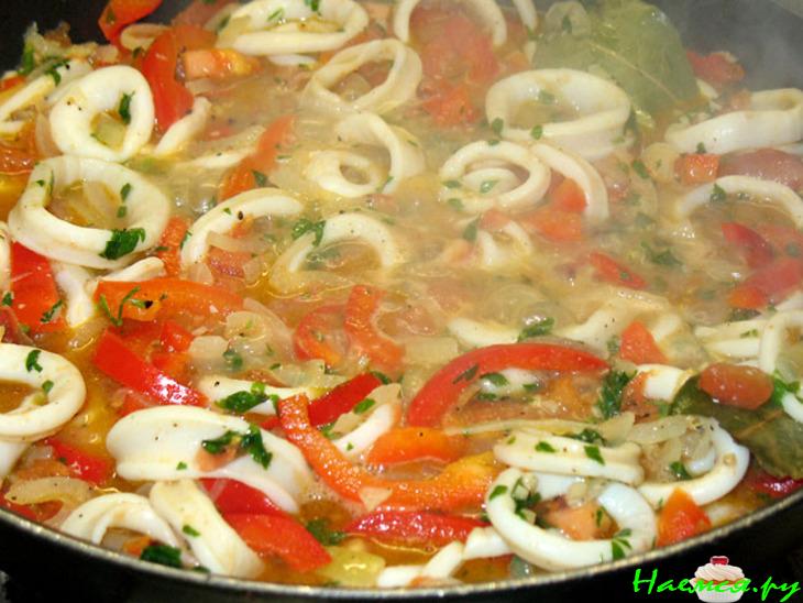 Кальмары с томатами на греческий манер (Kalamarakia me tomata)