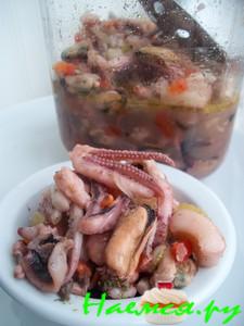 Замаринованные осьминоги, устрицы, креветки, кальмары, гребешки  