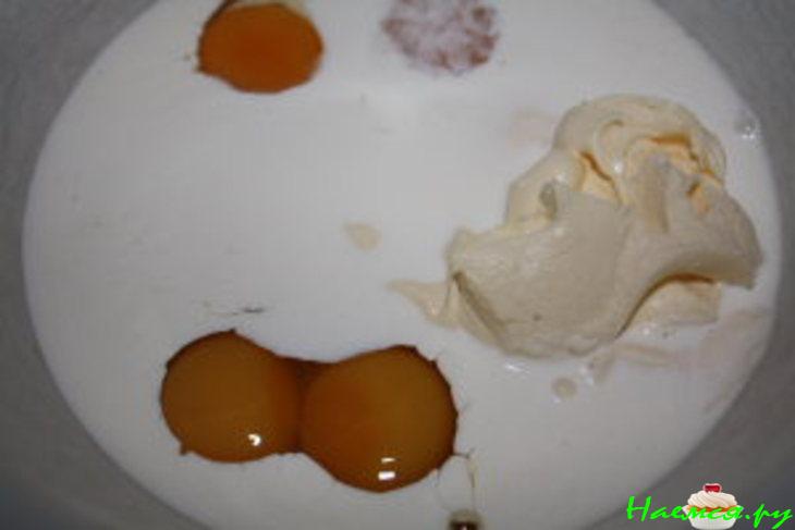 Сливочный пирог с орехами и халвой