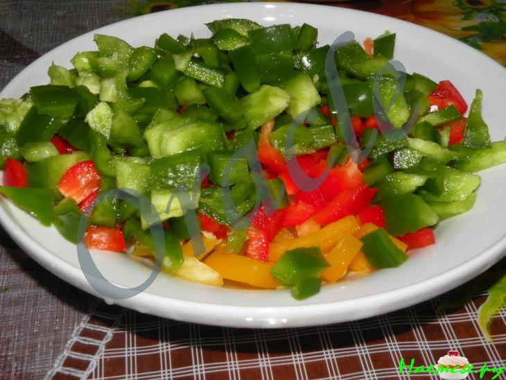 Гуляш куриный «Светофор» с красным, желтым и зеленым перцем