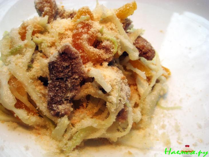 Салат со свининой, курагой и капустой