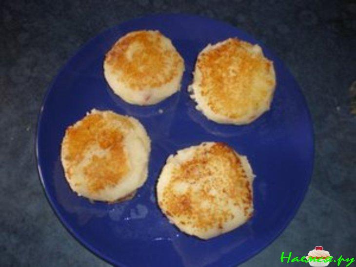 Картофельные котлетки с сосисками и сыром