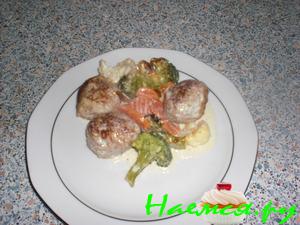 Запечённые фрикадельки в соусе, с овощами 