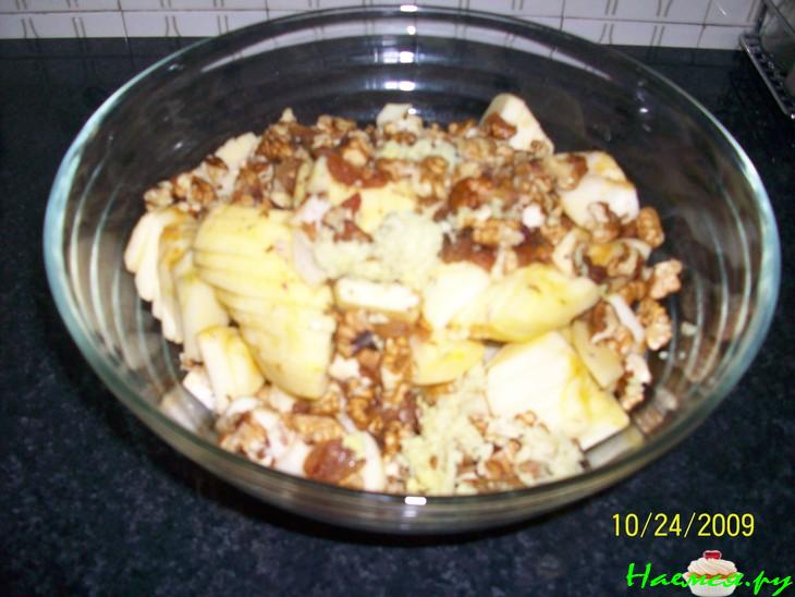 Закрытый яблочный пирог с изюмом и орехами 