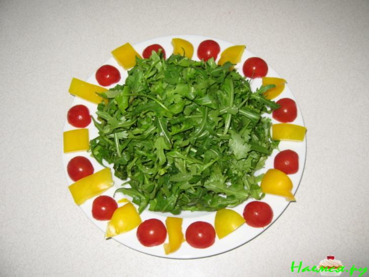 Салат печень с рукколой