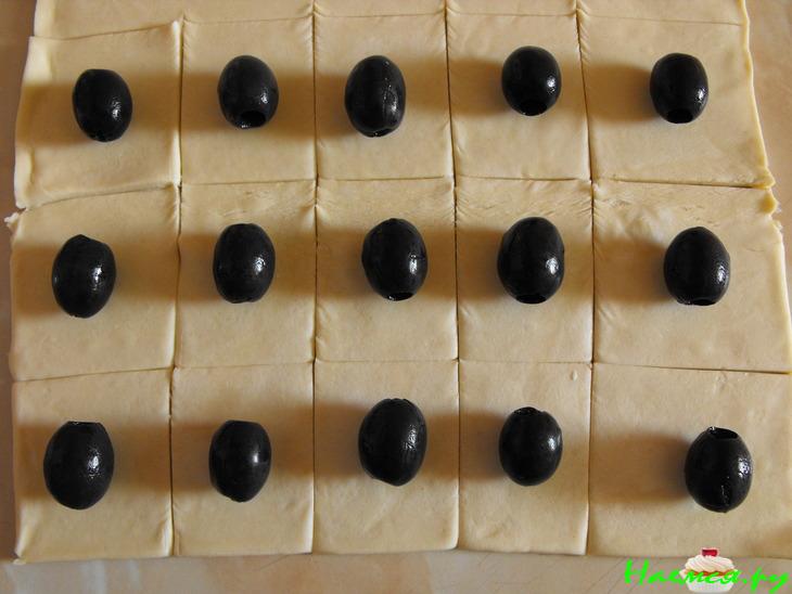 Оливки в слоеном тесте