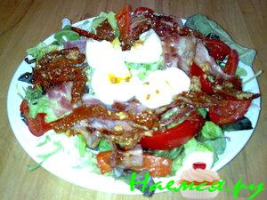 Салат Латук с сушеными помидорами и яйцом