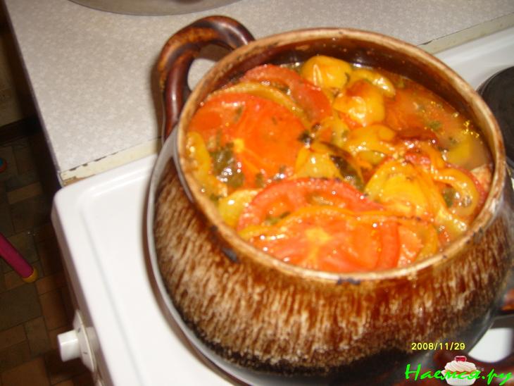 Окунь с овощами в горшочке