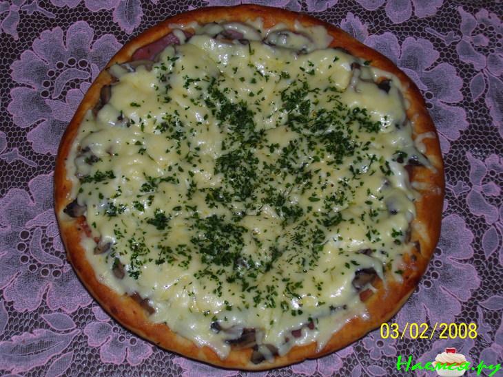 Пицца с жаренным луком