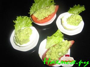 Закуска из яиц и помидор, фаршированных авокадо Закуска из яиц и помидор, фаршированных авокадо