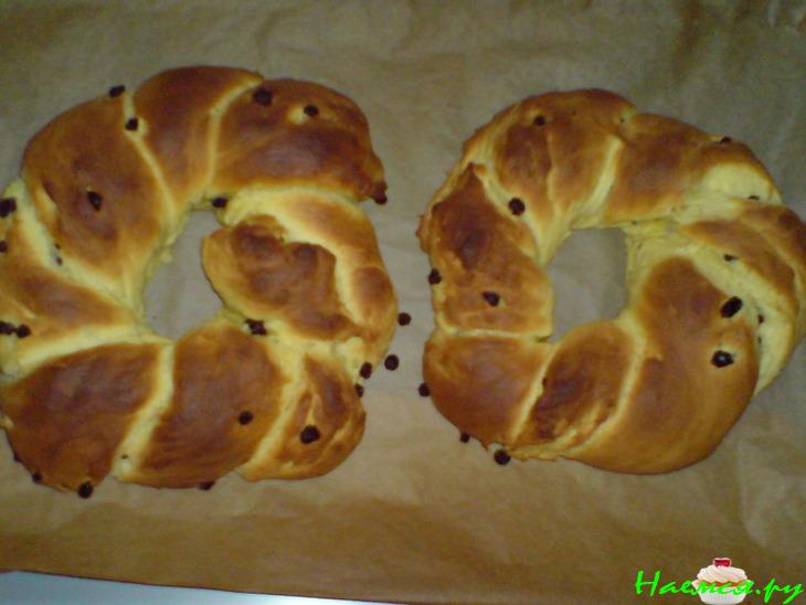 Куличи дрожжевые с шафраном и коринкой