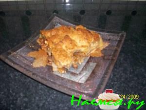 Закрытый яблочный пирог с изюмом и орехами 