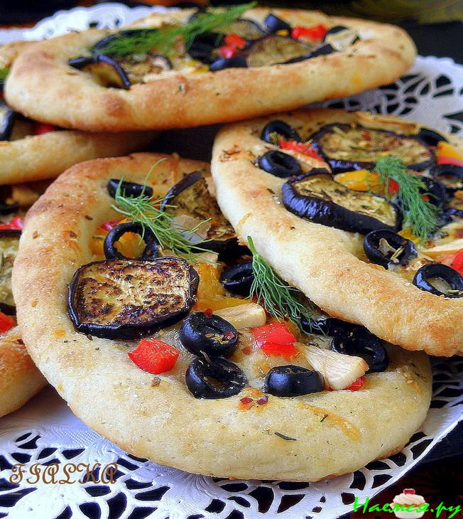 Мини-лепешки с баклажанами, паприкой и маслинами