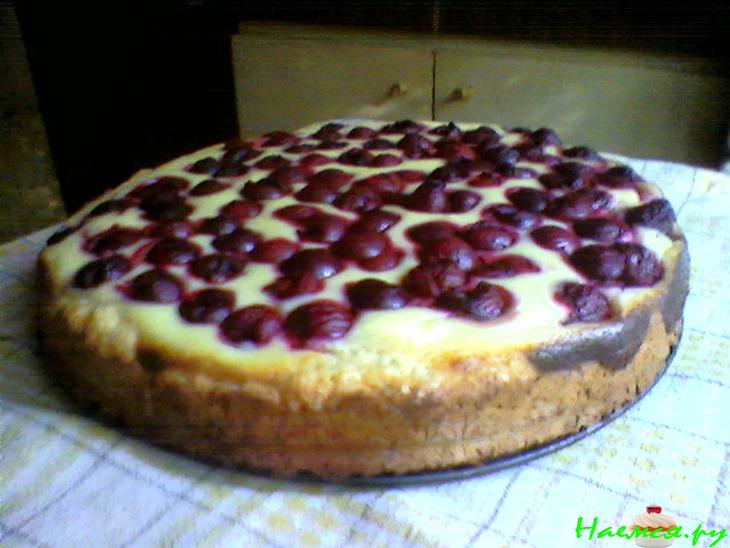 Пирог с вишней и творогом