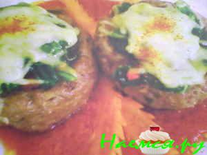 Мясные гнезда со шпинатом