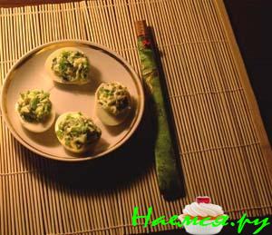Фаршированные зелёным луком яйца