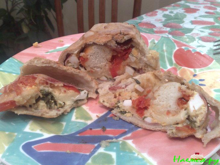 Крендель с беконом и яйцом