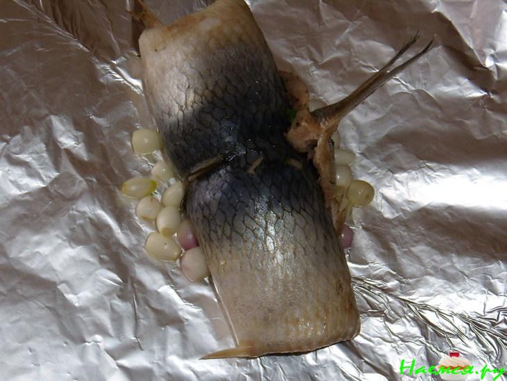 Рулетик рыбный с зеленью и луком