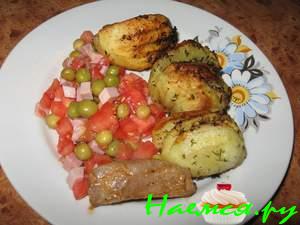 Картофель запеченный с зеленью и чесноком