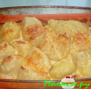 Печеный картофель под белым соусом