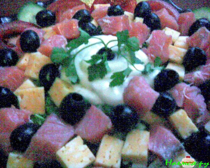 Салат с семгой, сыром, маслинами и овощами Салат с семгой, сыром, маслинами и овощами