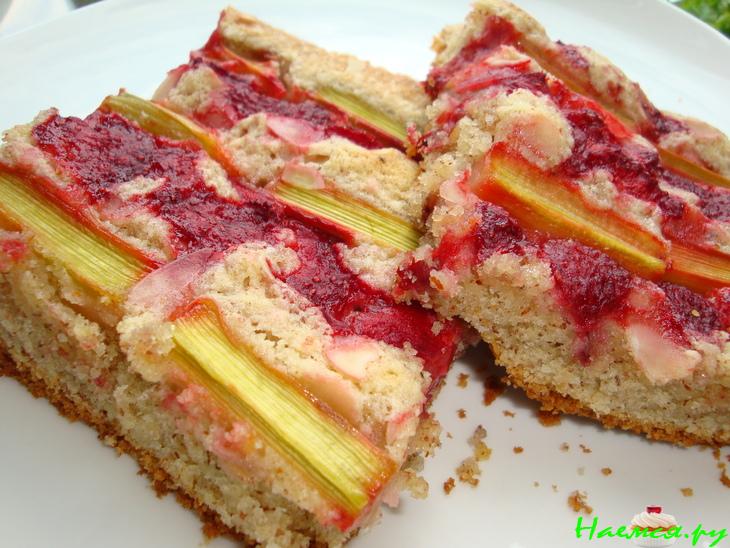 Пирог с ревенем и клубничкой