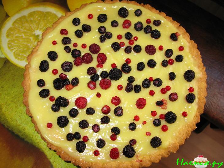 Песочный пирог с заварным кремом и ягодами