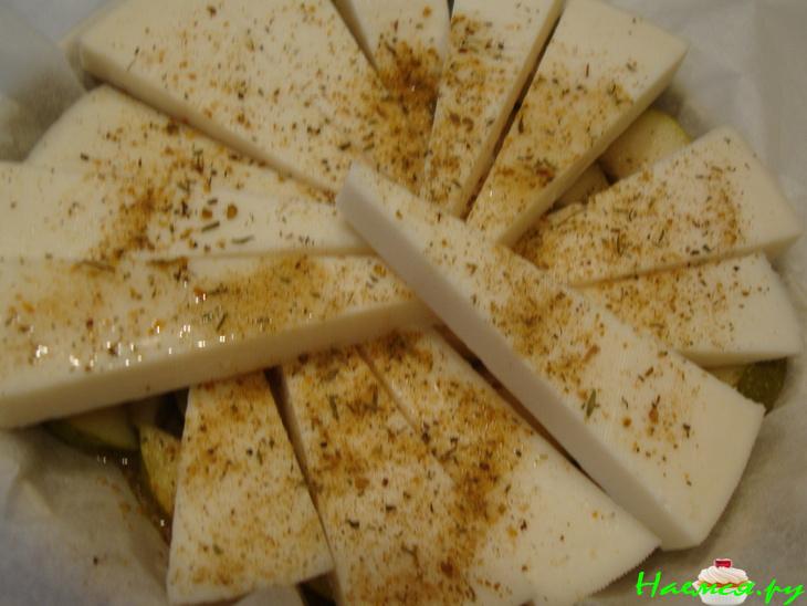 Лимонная форель с белым вином, козьим сыром и запеченными грушами