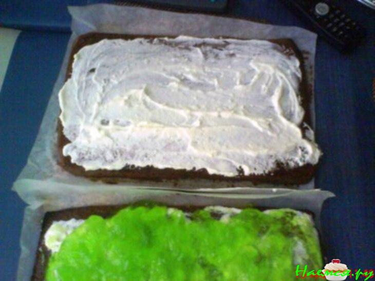 Шоколадное пирожное с желейной прослойкой