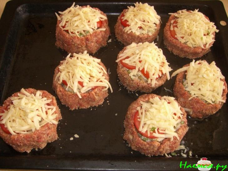 Корзиночки с огурцами, помидорами и сыром