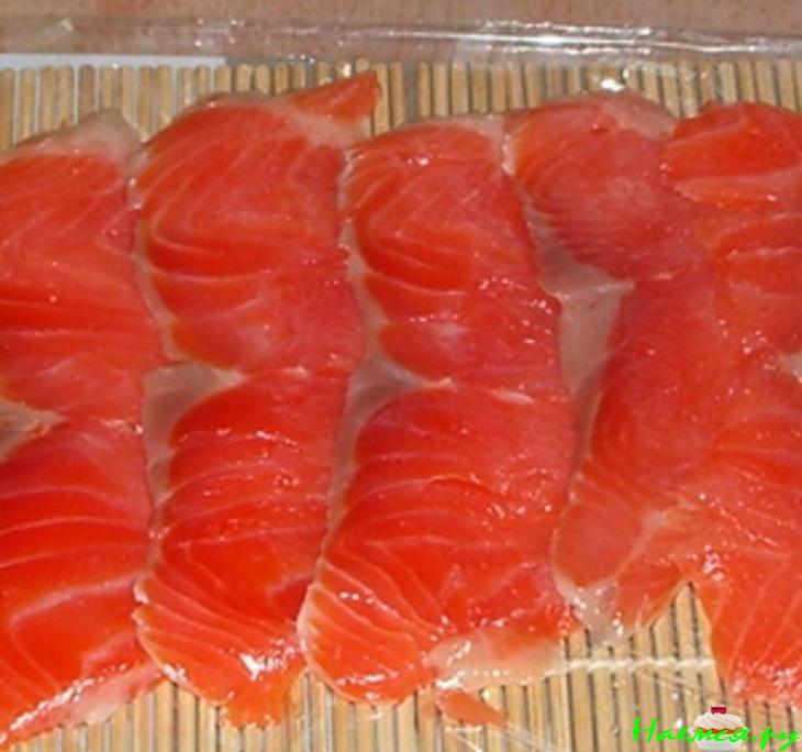Закусочный рулет из красной рыбы