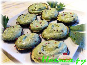 Авокадо-огуречный мусс на баклажановых тостах