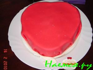 Торт "Сердце", украшенный мастикой Торт "Сердце", украшенный мастикой