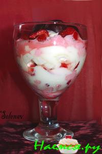 Клубнично-зефирный десерт