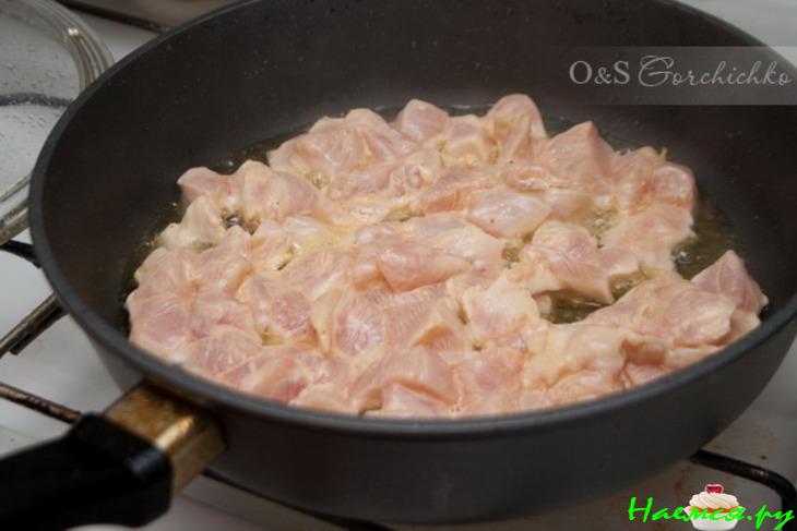 Мясо в горшочке под майонезом