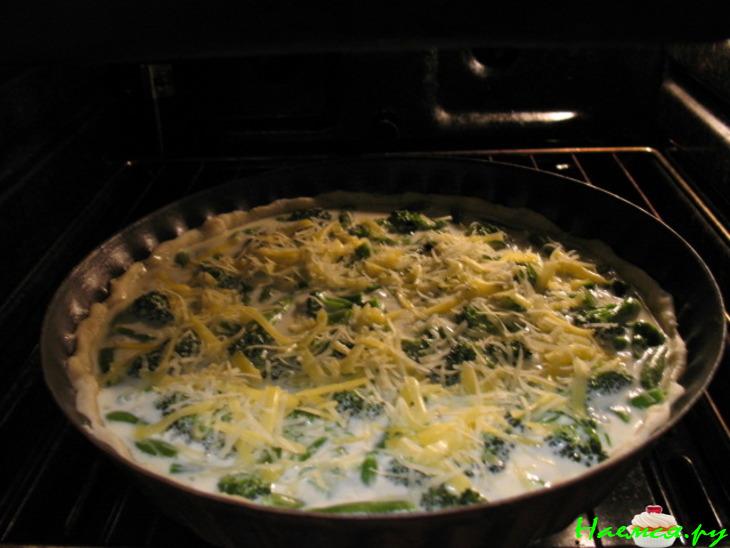 Киш с куриными потрошками, зеленой фасолью и брокколи