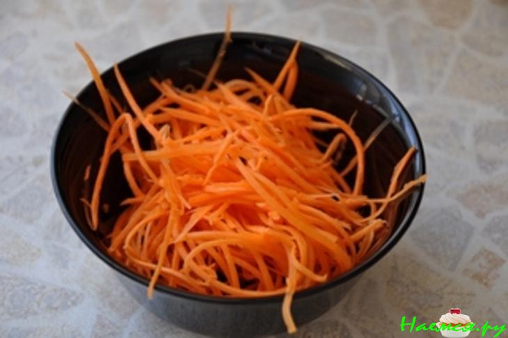 Лягушачьи лапки с папоротником и лисичками