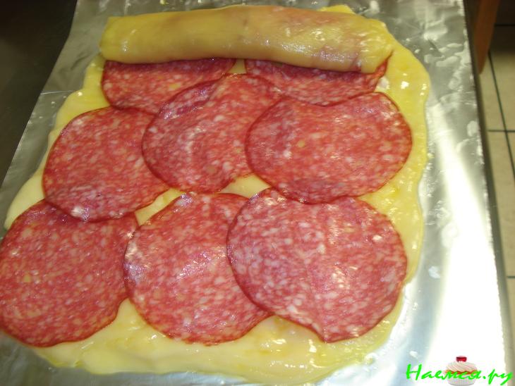 Сырный рулет с салями