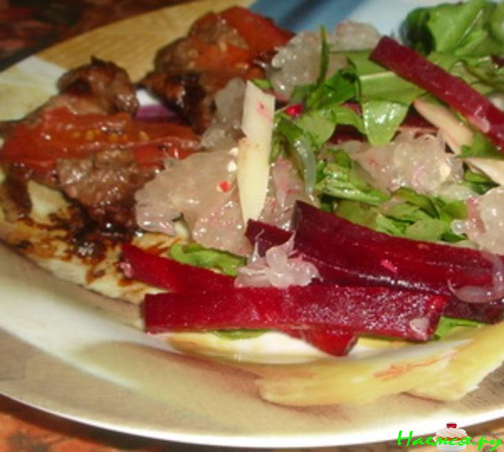 Салат с запеченной свеклой и рукколой