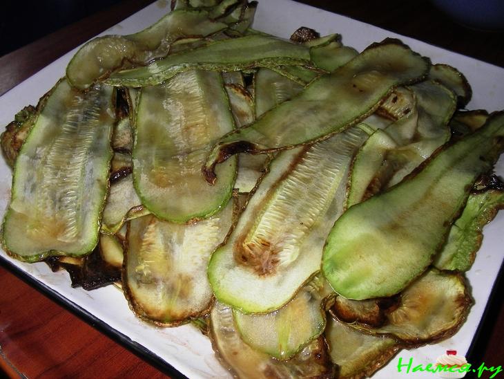 Тилапия запеченная с кабачками и соусом из айвы