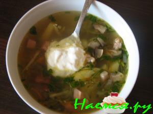 Cуп с солеными огурцами и копченостями