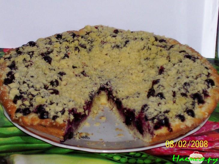 Сметанный пирог с черной смородиной