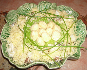 Салат "Гнездышко" с мясом и фасолью