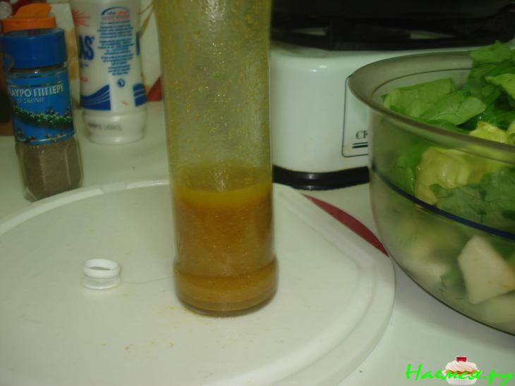 Салат из курицы с сельдереем, авокадо и салатом