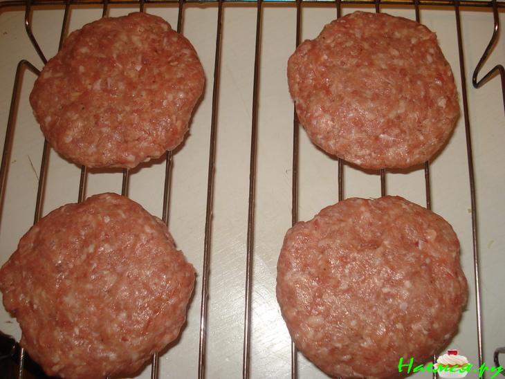 Котлеты с копчёным сыром и соусом из сладкого перца