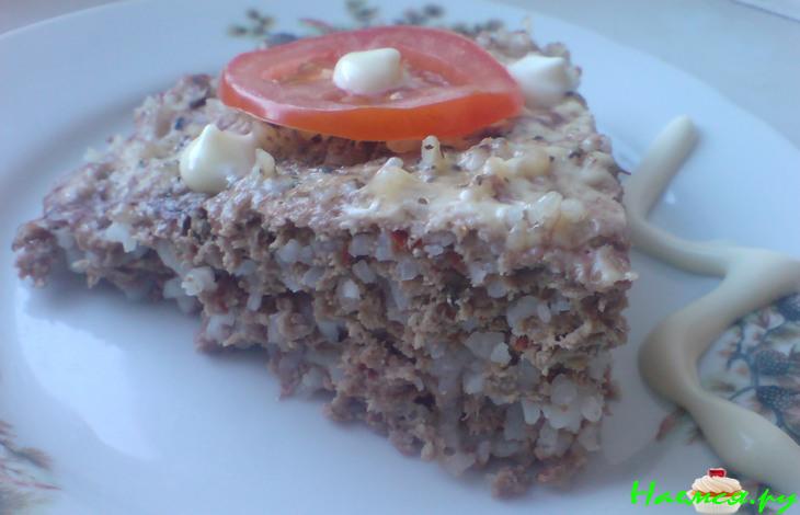 Мясной пирог с рисом и помидоркой
