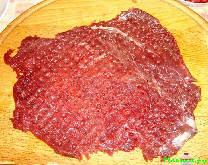 Оленина в брусничном соусе