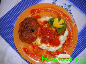 Котлеты с овощами в красном соусе