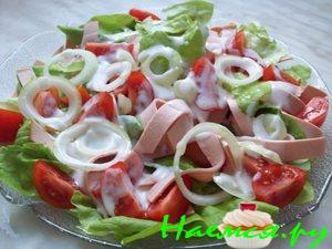Овощной салатик с колбасой и йогуртовым соусом